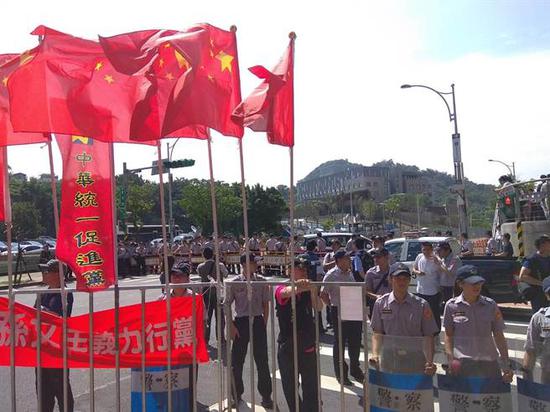 台民众挂五星红旗抗议“美国在台协会”新址启用(中时电子报)
