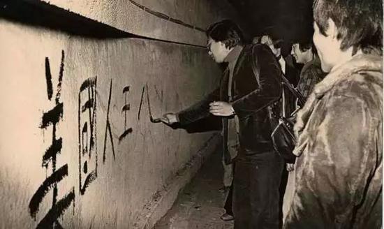 美国与台当局“断交”,台湾民众在“美国大使馆”前抗议